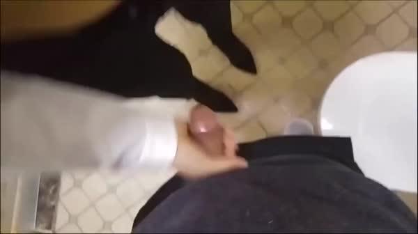 波哥盛世大厦和刚下班的银行小白领在洗手间一边和王经理打电话一边开草高清无水印